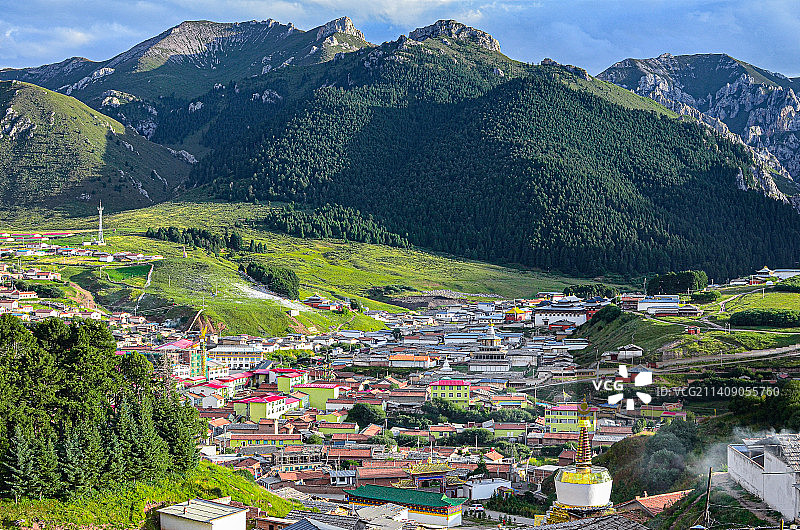 甘肃碌曲县郎木寺风景区群山环抱的景色图片素材