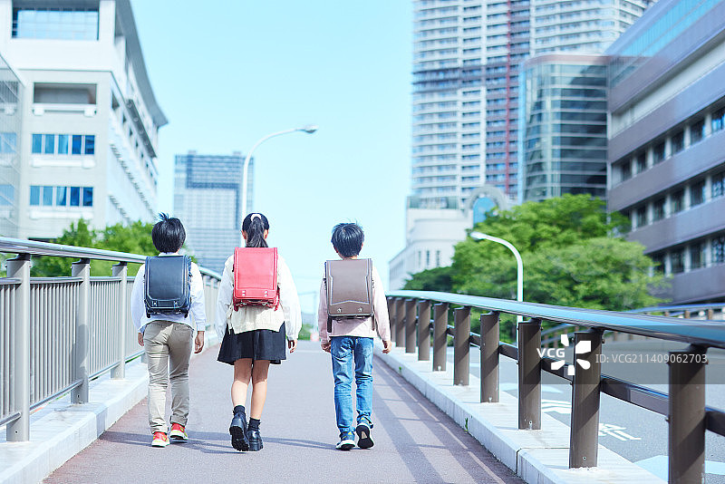 日本小学生在户外图片素材