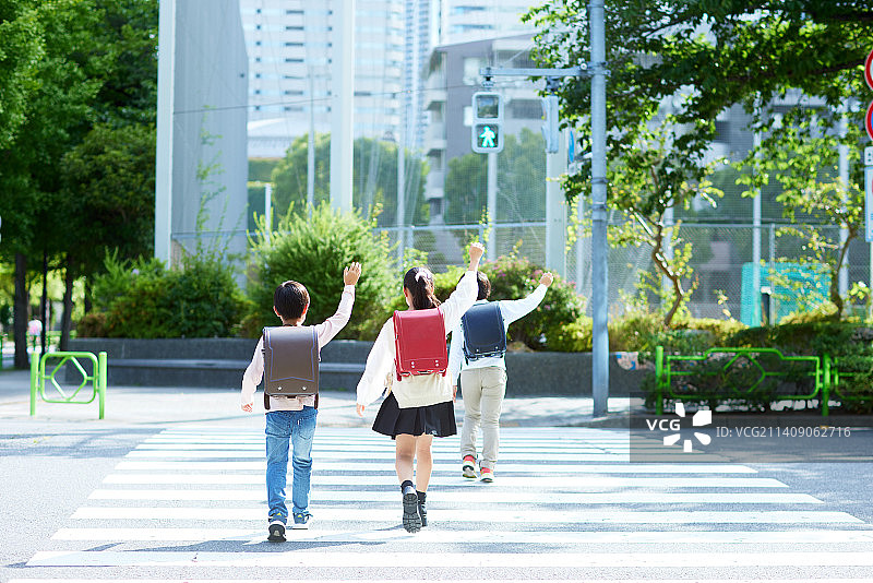 外面的日本小学生图片素材