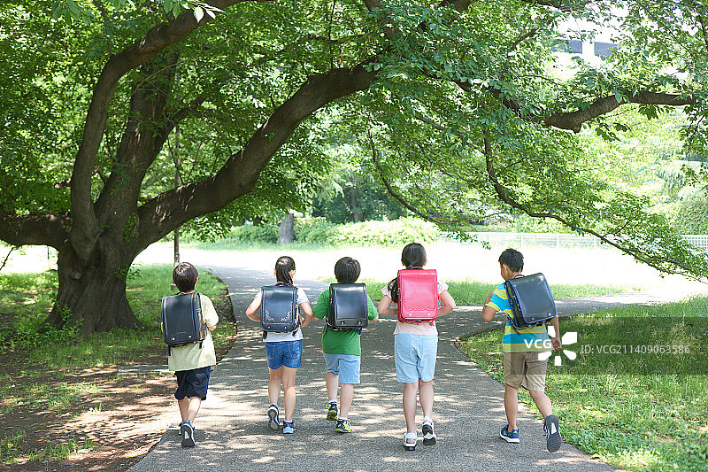 城市公园里的日本儿童图片素材