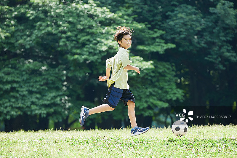 在城市公园的日本小孩图片素材