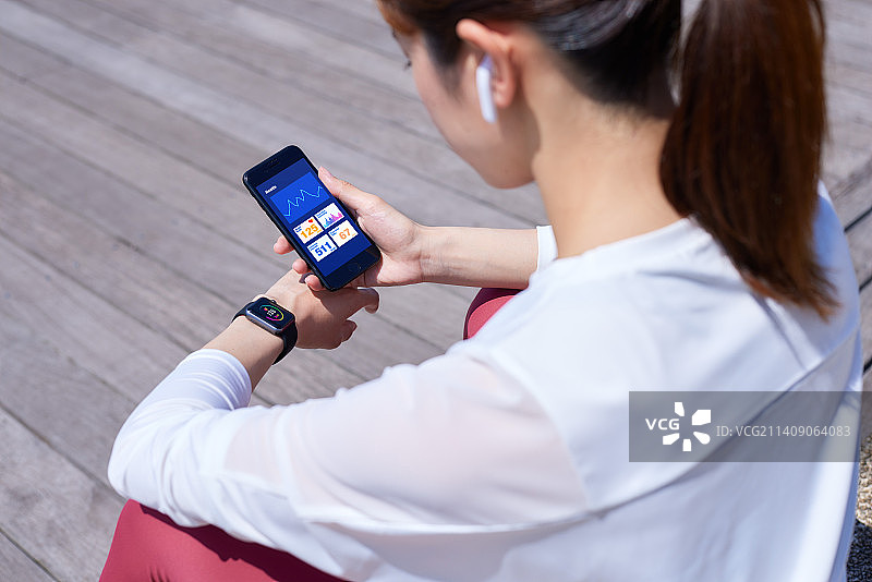 日本年轻人在市中心接受培训图片素材