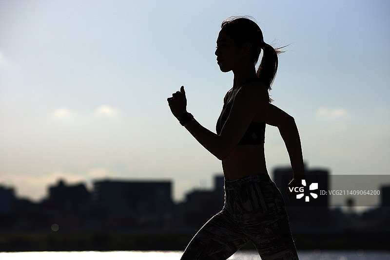 日本年轻人在市中心接受培训图片素材