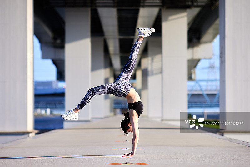 日本年轻人在市中心接受培训图片素材