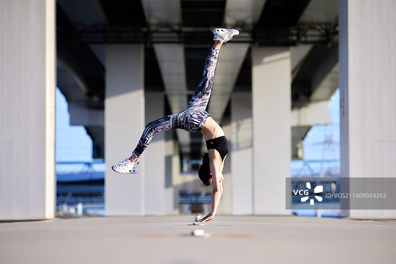 日本年轻人在市中心接受培训图片素材