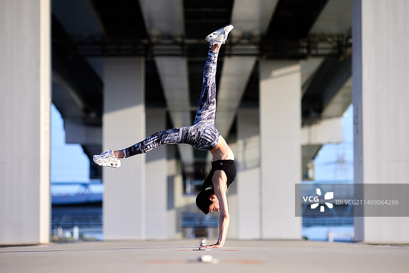 日本年轻人在市中心接受培训图片素材