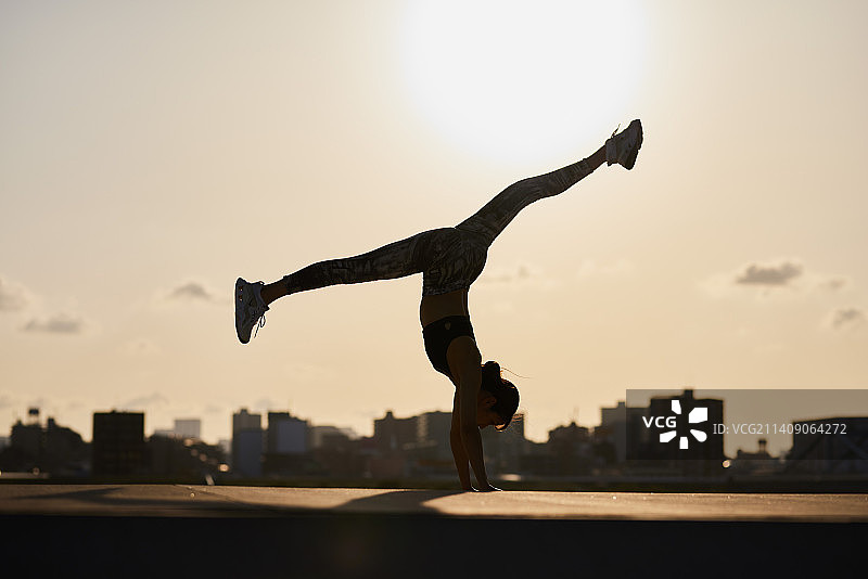 日本年轻人在市中心接受培训图片素材