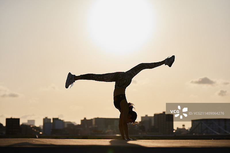 日本年轻人在市中心接受培训图片素材