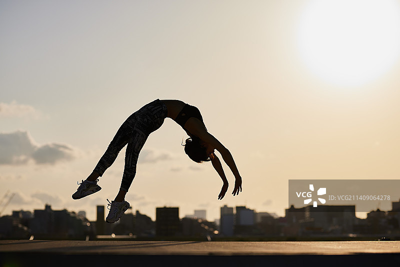 日本年轻人在市中心接受培训图片素材