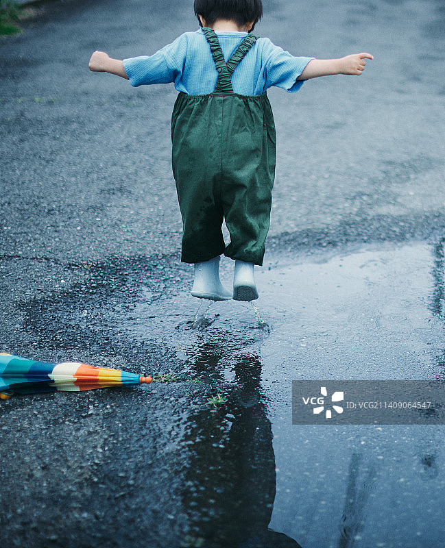 日本小孩在雨天玩耍图片素材