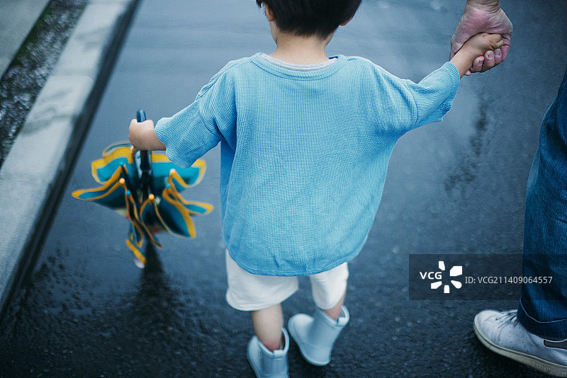 日本小孩在雨天玩耍图片素材