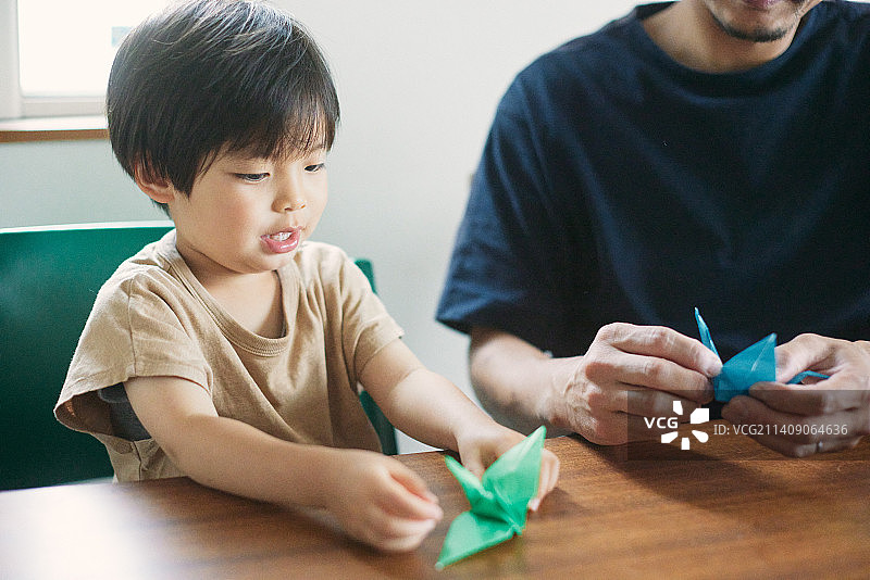 日本儿童和父亲在家玩耍图片素材