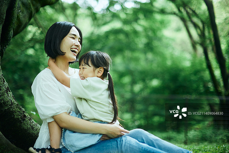日本儿童和母亲在城市公园图片素材