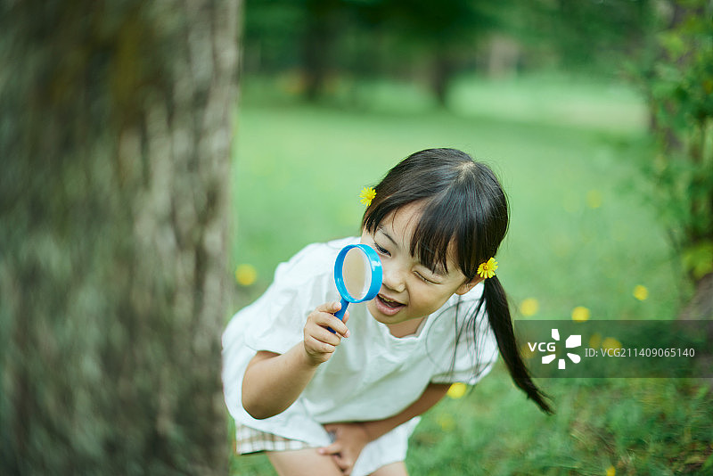 在城市公园的日本小孩图片素材