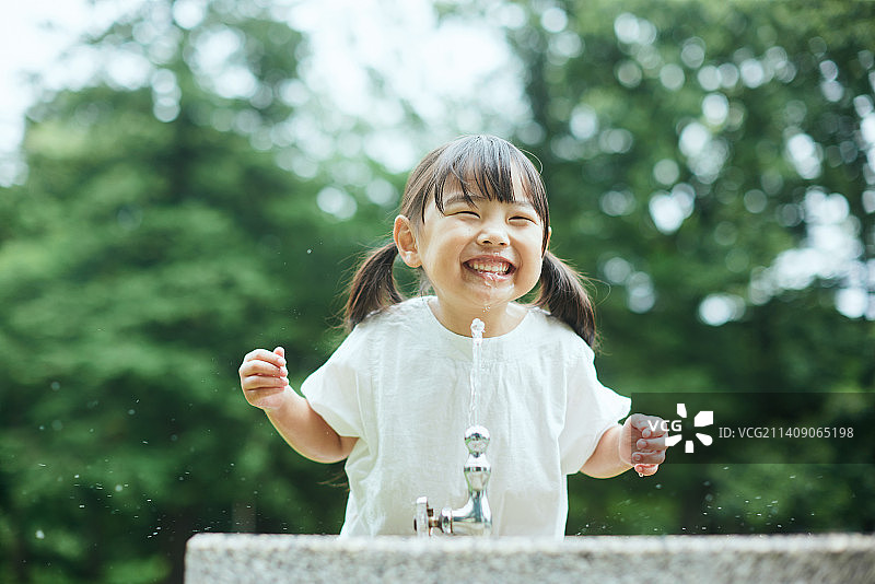 在城市公园的日本小孩图片素材