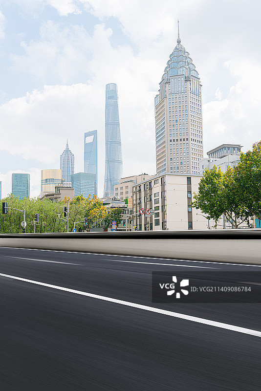 上海陆家嘴建筑群天际线，宽阔的高速路图片素材