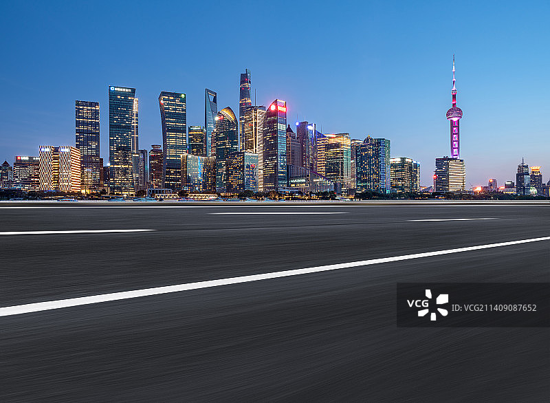 上海陆家嘴建筑群天际线，宽阔的高速路图片素材