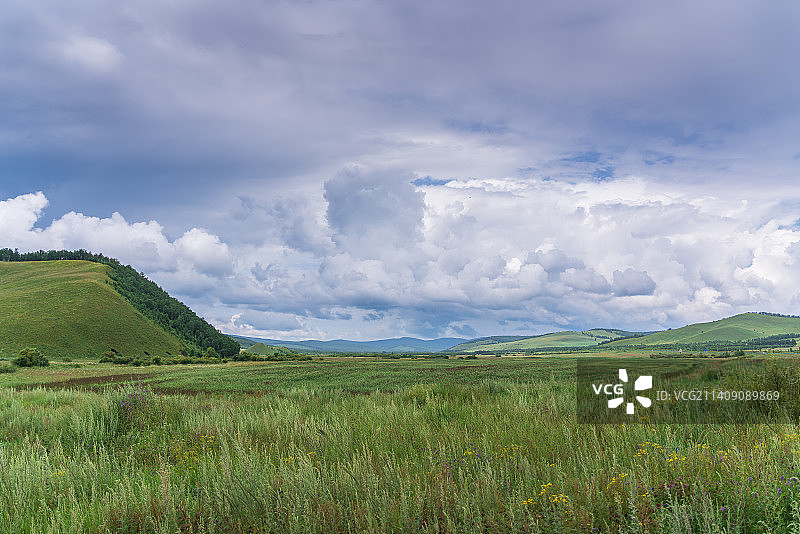呼伦贝尔的蓝天白云和草原图片素材