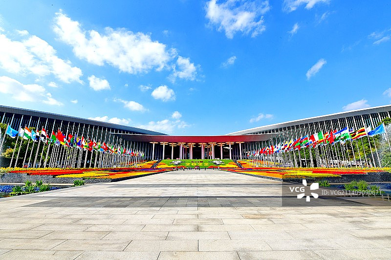 上海：蓝天白云映衬国家会展中心图片素材