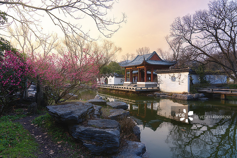 南京梅花山风景区早春的红楼艺文苑风光图片素材