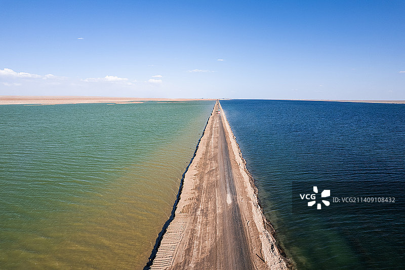 中国西部青海柴达木盆地西台吉乃尔湖双色湖航拍图片素材