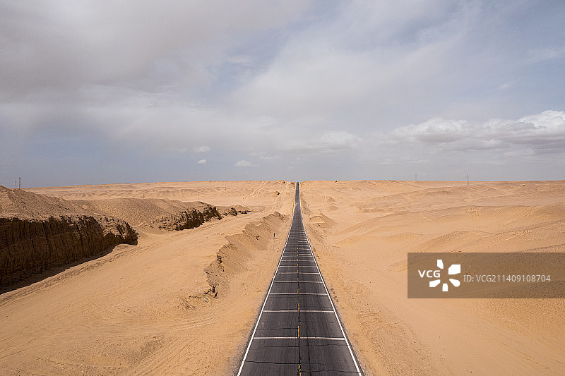 青海省海西蒙古族藏族自治州格尔木市G315国道 网红公路 U型公路 航拍图片素材