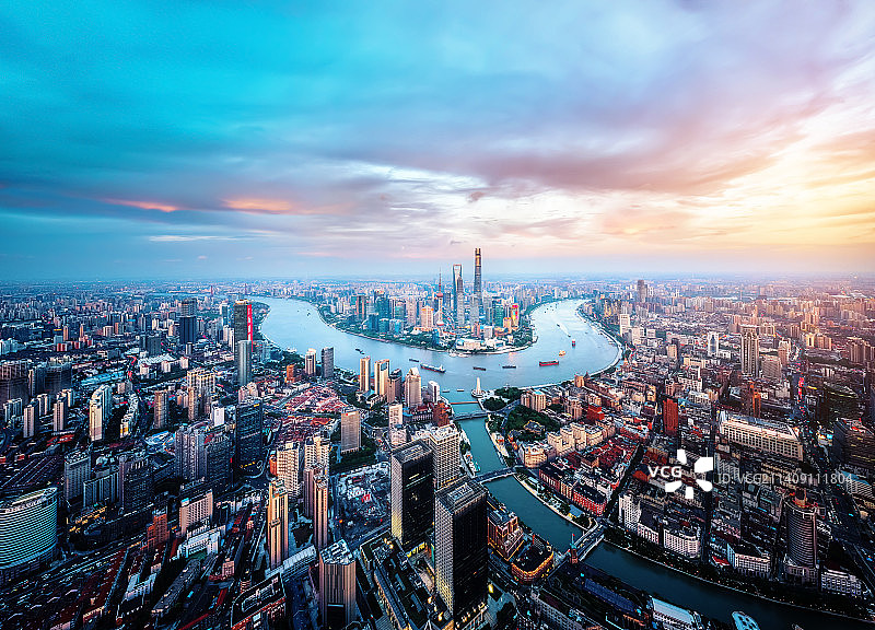 上海浦东陆家嘴黄浦江外滩黄浦江苏州河日落全景晚霞火烧云夕阳图片素材