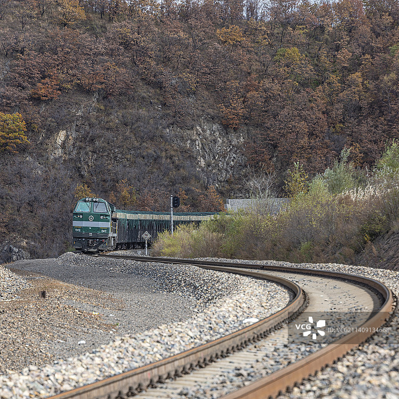 图佳线HXN5机车从S型弯道上驶来图片素材