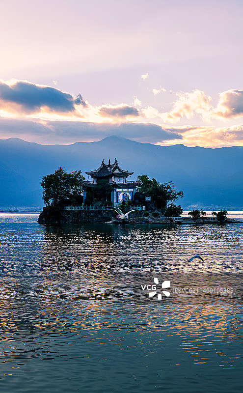 云南大理洱海小普陀日落晚霞风光图片素材