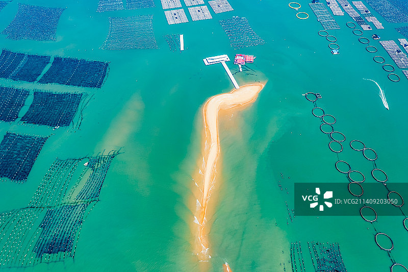 福建省漳州市东山县东山岛岐下村鱼骨沙洲（双面海）拖尾沙滩春季户外风光航拍视角鸟瞰图图片素材