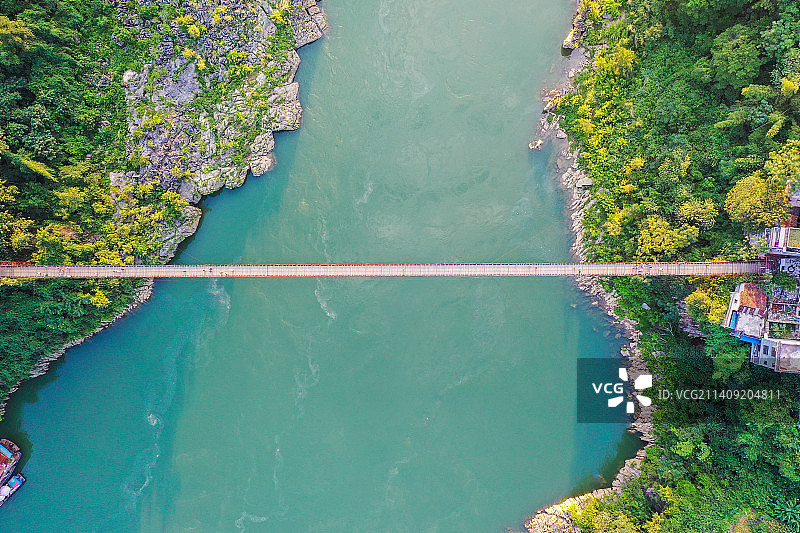 广西河池市都安县龙湾乡铁索桥，全长236米，宽3米，高低落差超50米，被称为“中国第四大铁索桥”。图片素材