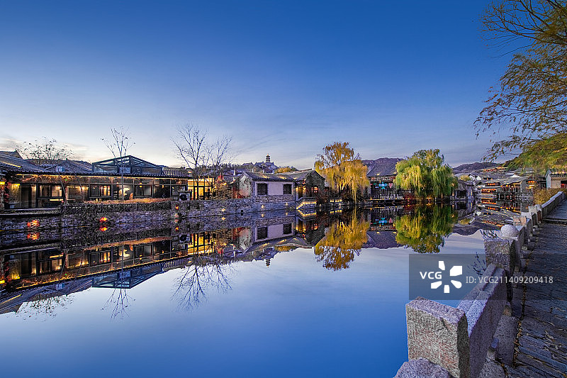 北京市密云区古北水镇古建筑亮灯夜景&司马台长城图片素材