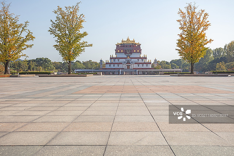 无锡灵山大佛景区，背景为五印坛城的空旷广场图片素材