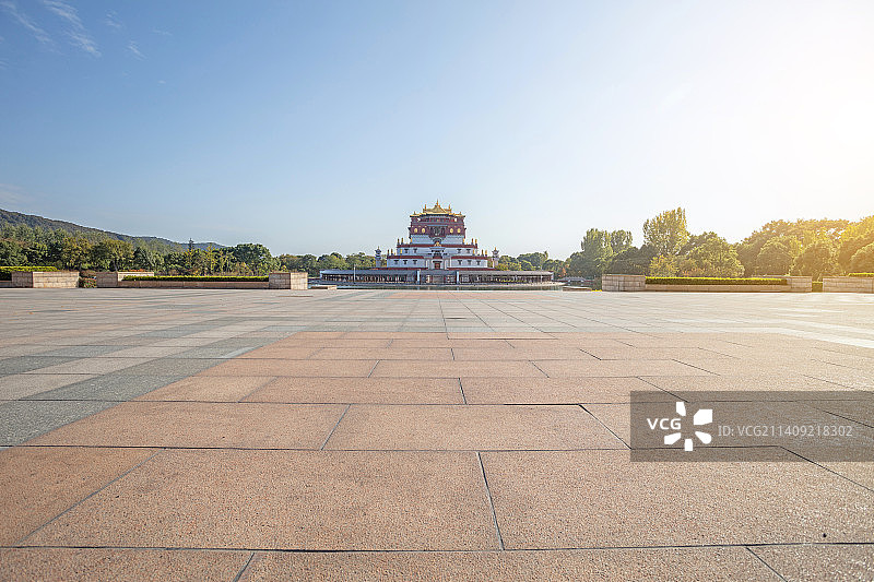 无锡灵山大佛景区，背景为五印坛城的空旷广场图片素材
