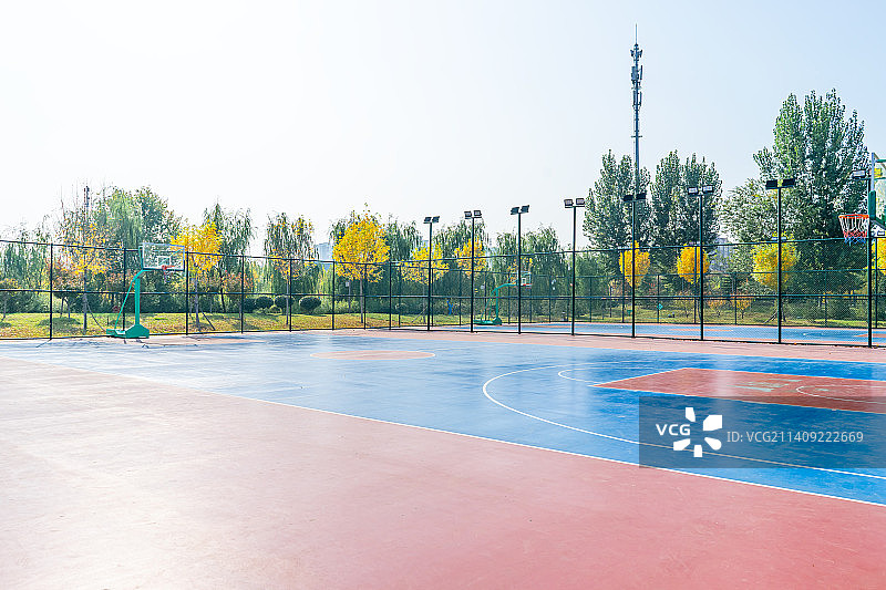 中国体育器械拍摄主题，篮球场山的一台篮球架，绿色的篮球场地，户外无人图像摄影图片素材