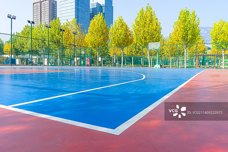 中国体育器械拍摄主题，篮球场山的一台篮球架，绿色的篮球场地，户外无人图像摄影图片素材