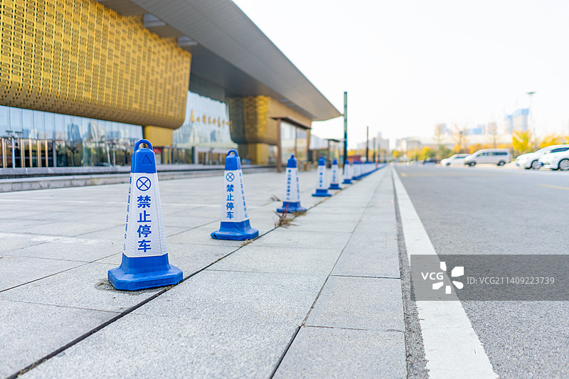 中国公共设施拍摄主题，停车场里的禁止停泊禁止停车塑料三角锥标识，户外白昼无人图像摄影图片素材
