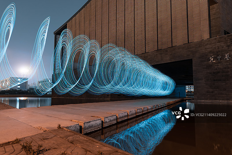 现代抽象建筑和地面南通大学范增艺术馆光绘图片素材