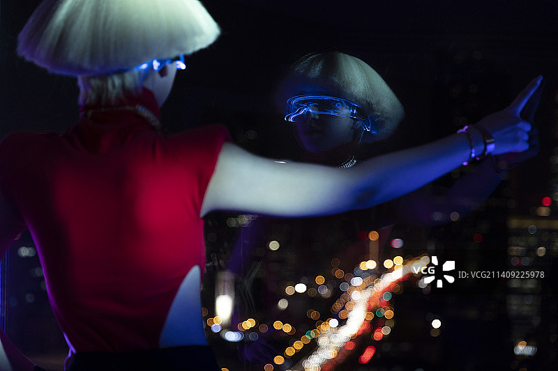 赛博朋克系列：戴着智能眼镜的未来女子，触摸智能虚拟屏幕图片素材