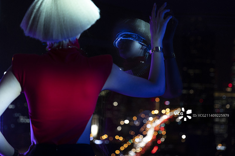 赛博朋克系列：戴着智能眼镜的未来女子图片素材