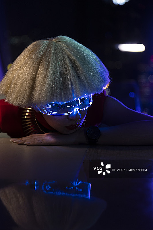 赛博朋克系列：未来女子戴着智能眼镜图片素材