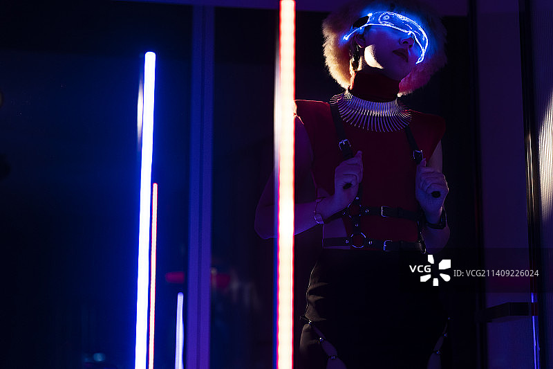 赛博朋克系列：未来女子戴着智能眼镜图片素材