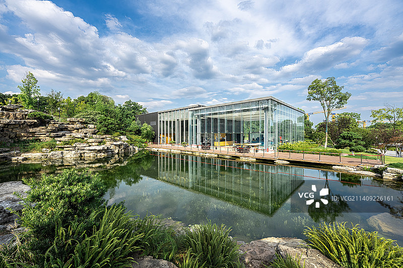 公园里的水池和倒影图片素材