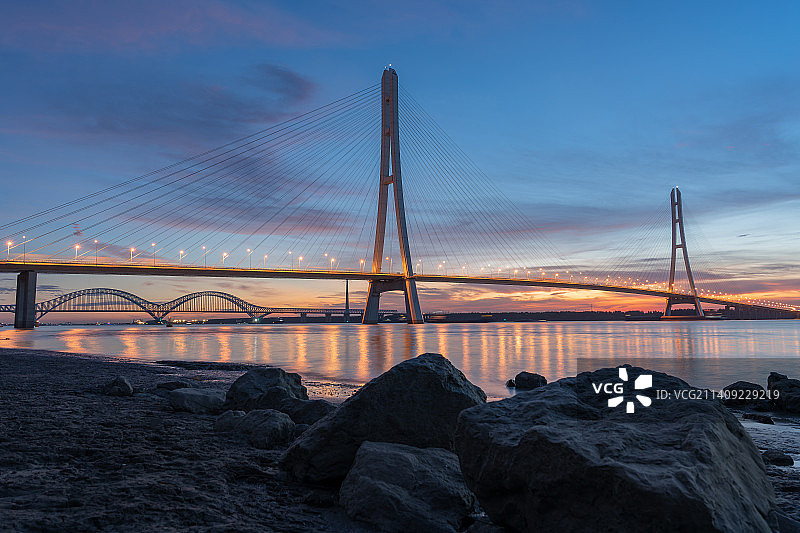 南京大胜关大桥的低角度视图图片素材