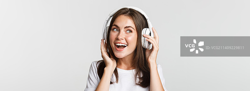 快乐女孩听音乐的特写图片素材