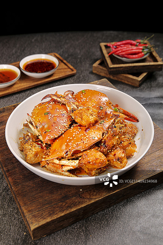 深底上的香辣梭子蟹图片素材