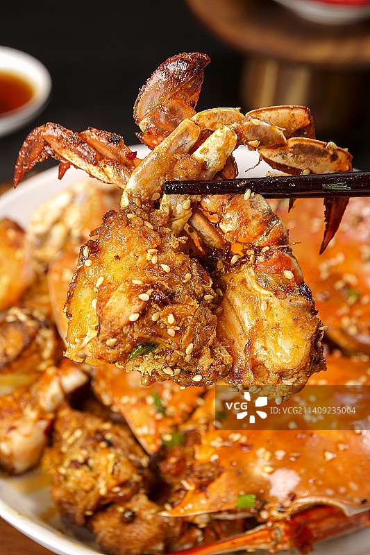 深底上的香辣梭子蟹图片素材