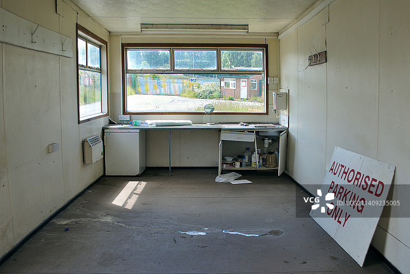 带有不协调标志的破旧内饰图片素材