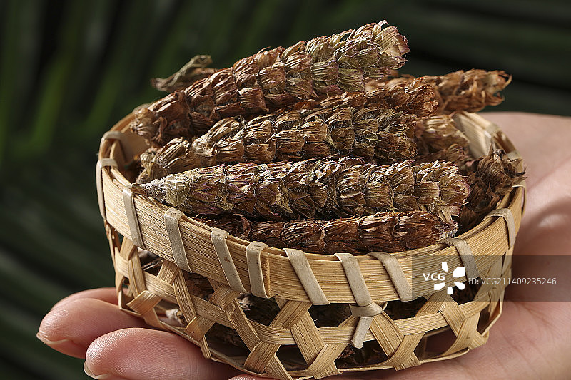 木底上的夏枯草图片素材