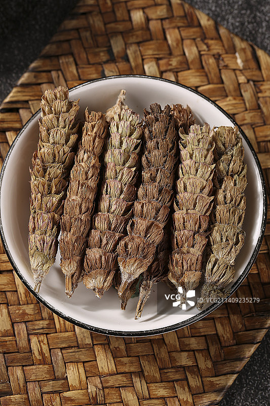 木底上的夏枯草图片素材